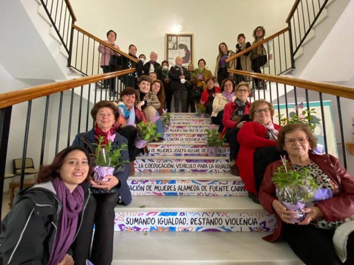 Fuente Palmera 8 Numerosas mujeres acudieron a la Escalera de la Igualdad.