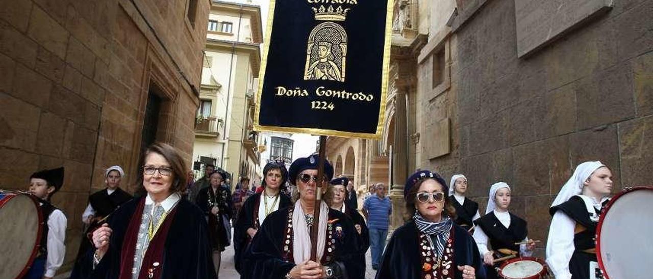 La Cofradía de Doña Gontrodo durante un desfile por el Antiguo.