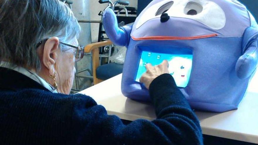 Una anciana interactúa con «Eldertoy», el prototipo que se prueba en el Consorci Sanitari del Garraf, en Cataluña.