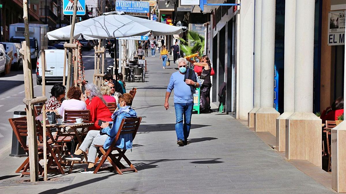 Diversos vianants a l’avinguda Gabriel Miró de Calp | CARLOS LÓPEZ