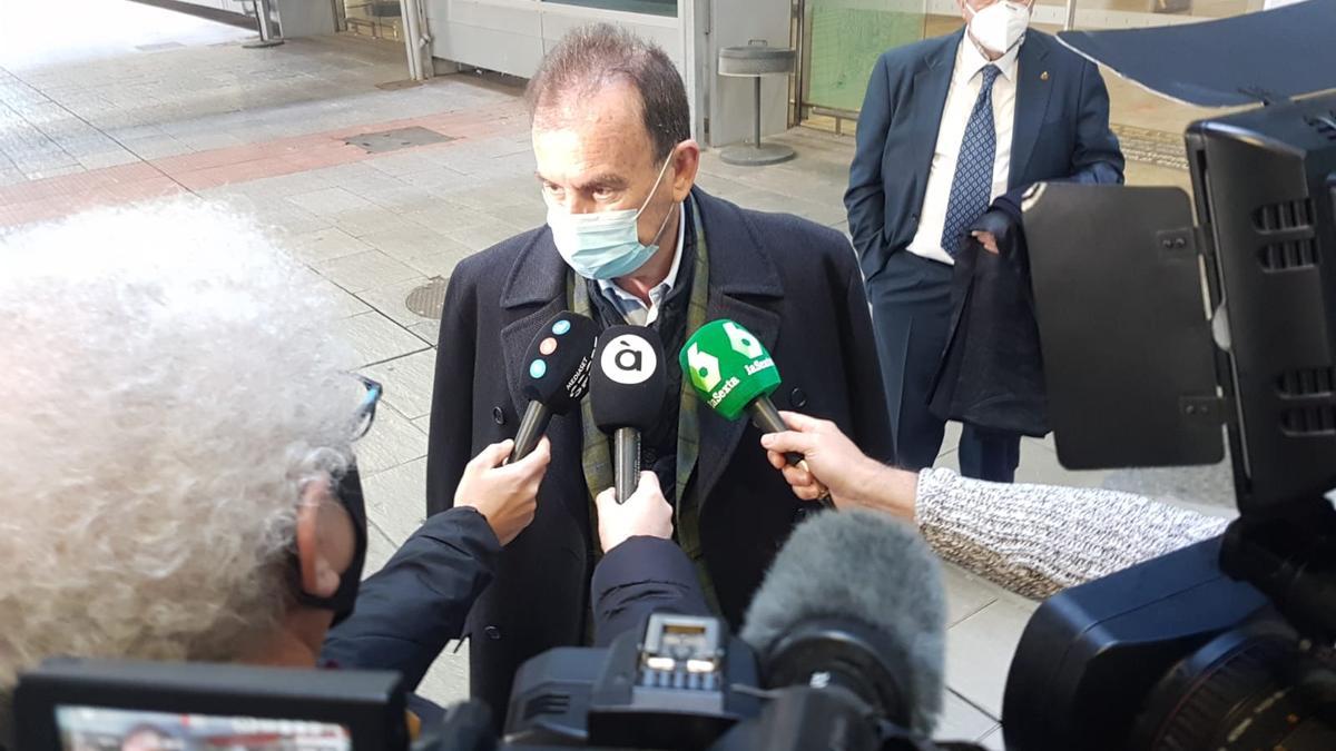 El presidente del Getafe, Ángel Torres, atendiendo a los medios de comunicación a la llegada al aeropuerto de El Altet