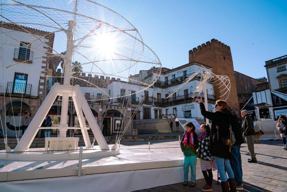 Cacereños y turistas contemplan las obras del genio italiano en la plaza.