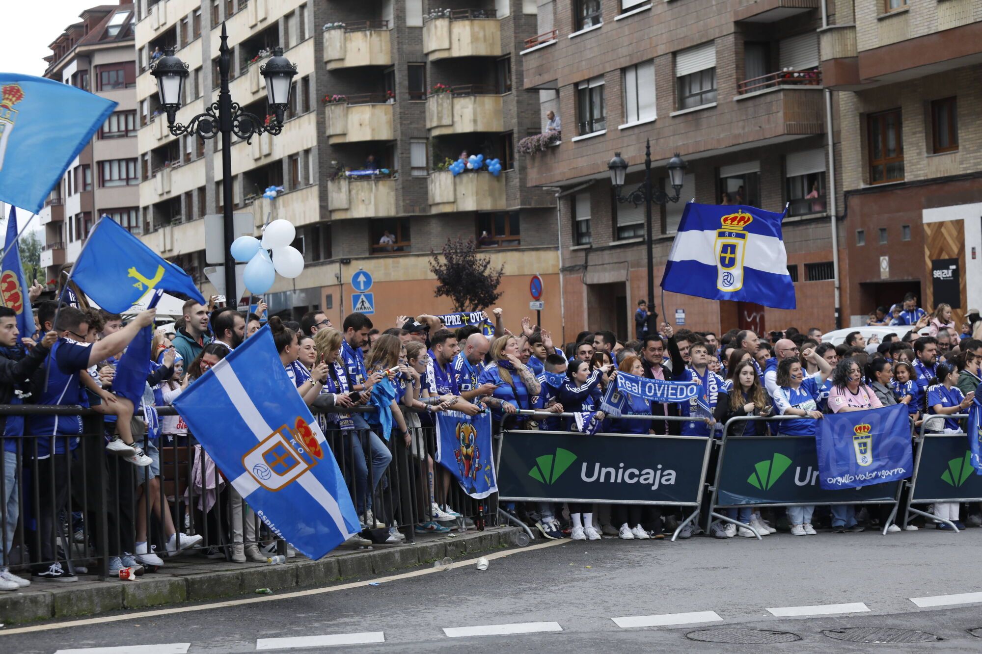 Así fue el recibimiento de la afición al Real Oviedo y toda la previa del último partido de la temporada