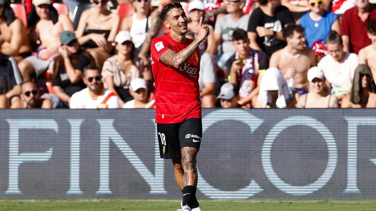 Antonio Sánchez celebra el 1-2 en Vallecas en el minuto 58 tras recibir un gran pase de Darder.