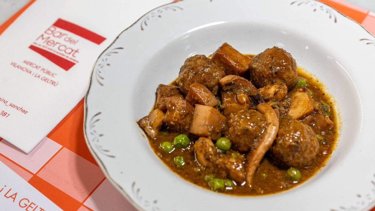 Las albóndigas con sepia que prepara Germina Sánchez Mercadé en Bar del Mercat, en el Mercat del Centre de Vilanova i la Geltrú.