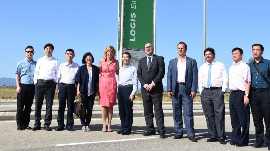 Membres de la delegació, l&#039;alcaldessa, Marta Felip -al centre-, Isidre Gavín -tercer per la dreta-, seguit per Manuel Toro i Ferran Roquer.