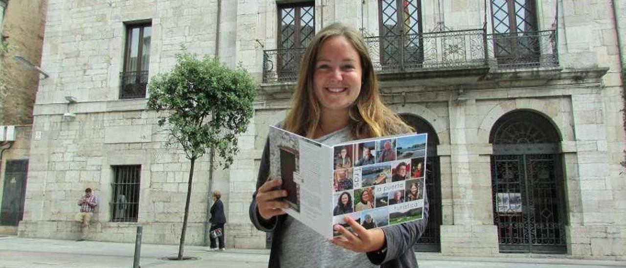 Nicole Pastusch, con su libro, en Llanes.