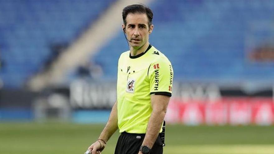 Un árbitro debutante para el Valencia CF - Real Betis: ¿Quién es Jon Ander González?
