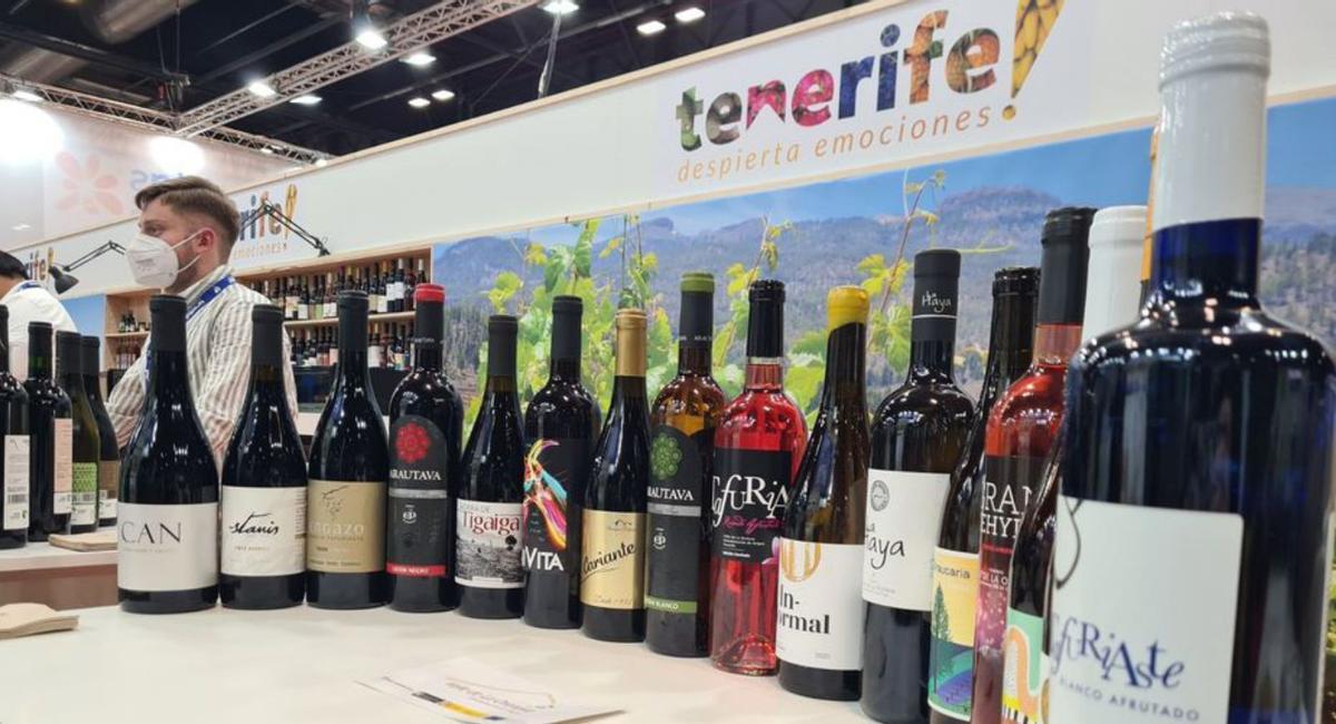 Arriba, autoridades en el puesto de Tenerife. Abajo, colección de vinos. | | E.D.