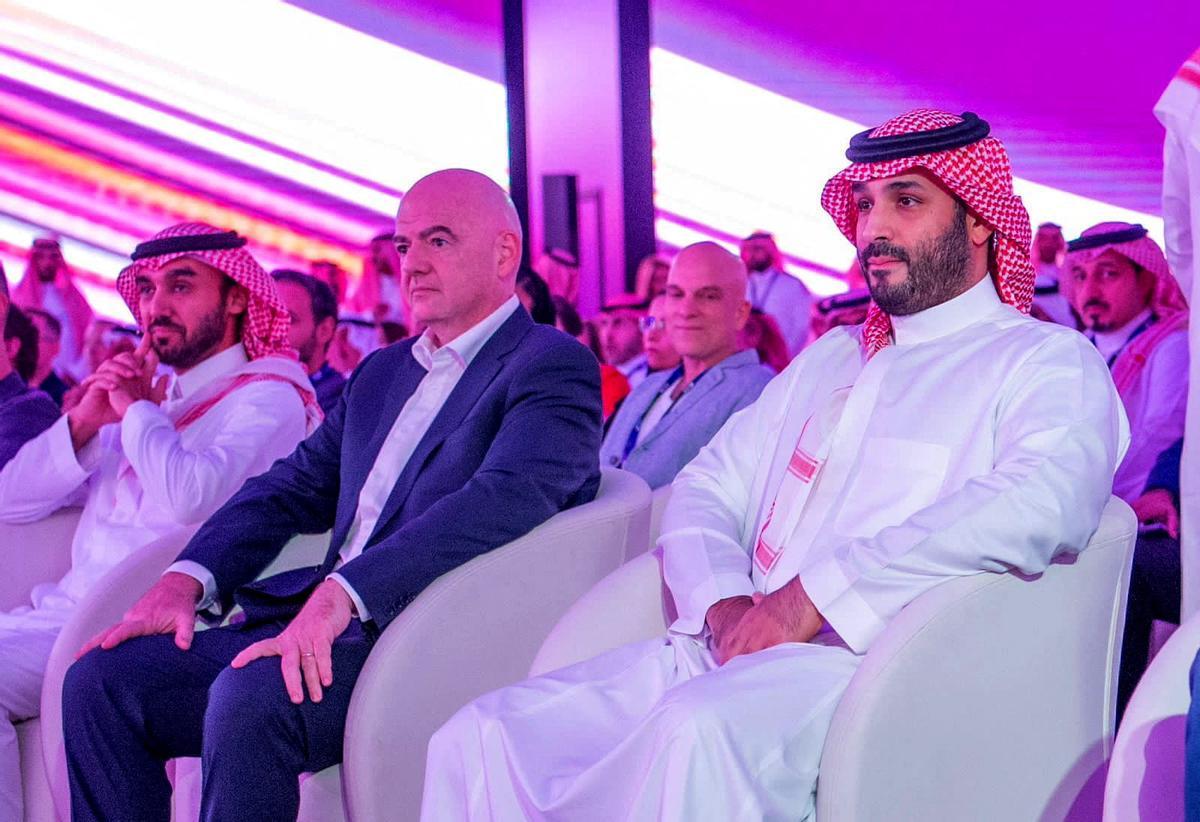 El príncipe heredero de Arabia Saudí, Mohammed bin Salman, y el presidente de la FIFA, Gianni Infantino.