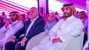 El príncipe heredero de Arabia Saudí, Mohammed bin Salman, y el presidente de la FIFA, Gianni Infantino.