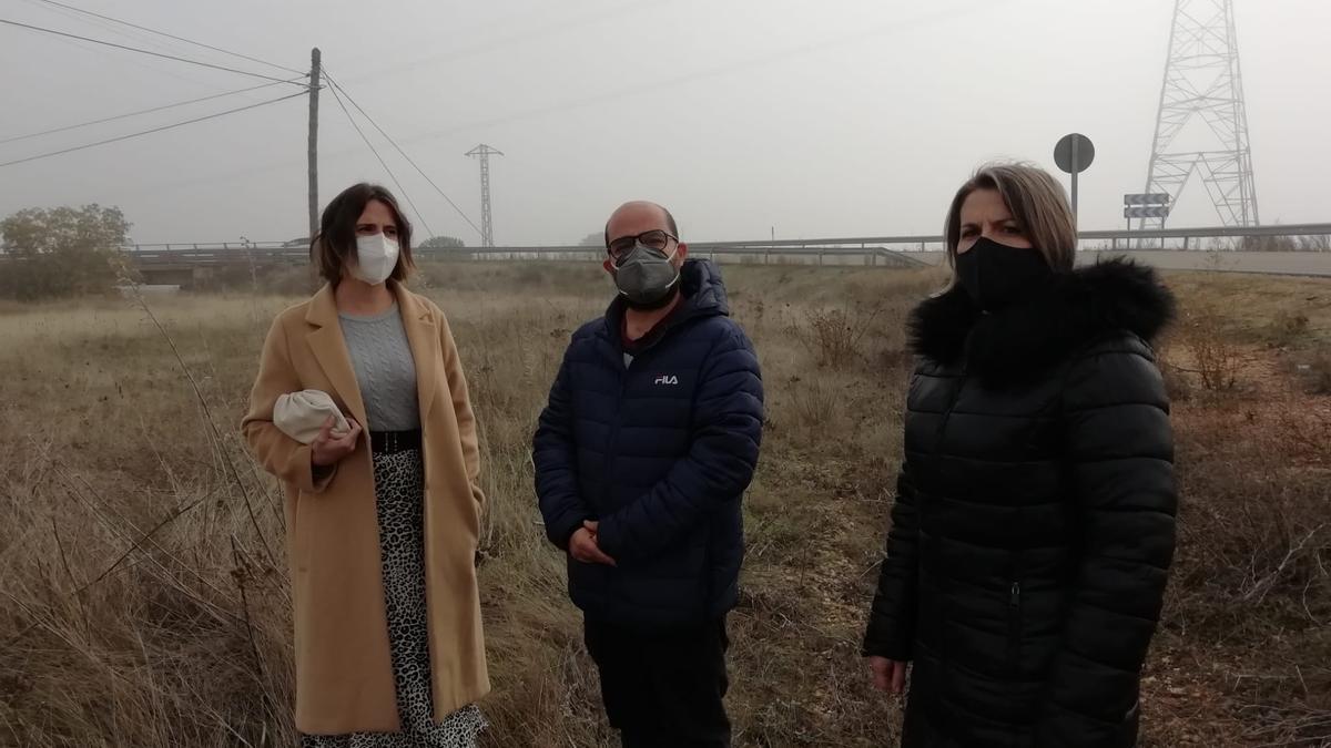 Laura Gago, Eduardo Folgado y Helena Mateos visitan el viaducto sobre el ferrocarril entre La Hiniesta y Andavías.