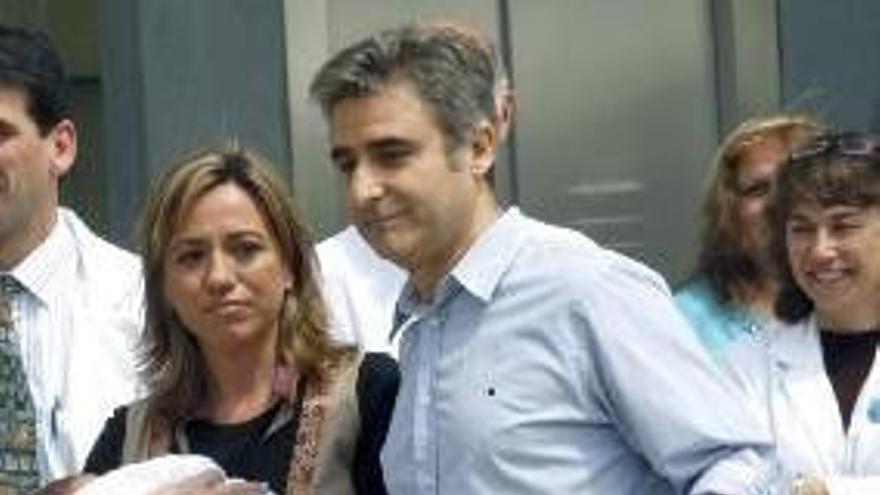 La ministra de Defensa, Carme Chacón, ha abandonado sobre las doce del mediodía de hoy el hospital de Sant Joan de Deu de Esplugues de Llobregat con su hijo Miquel entre los brazos y acompañada de su marido, Miguel Barroso.