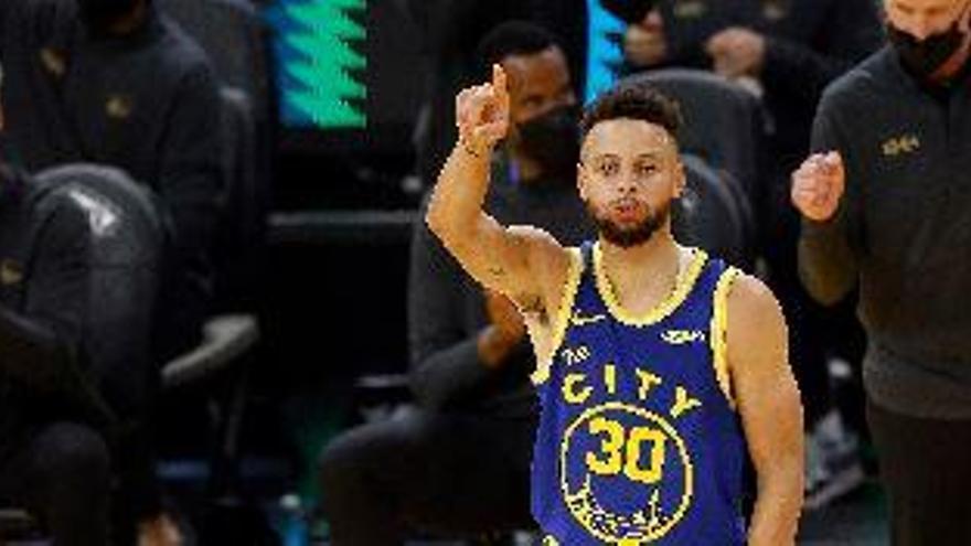 Curry da otra exhibición de 40 puntos