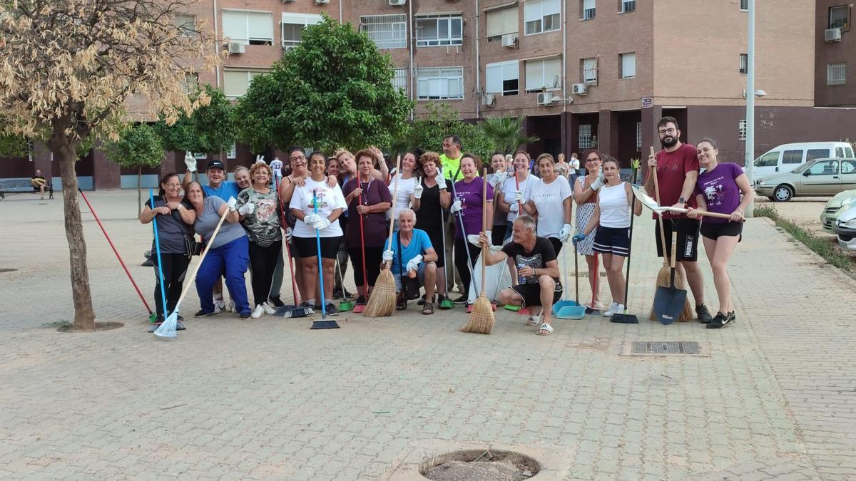 Vecinos de Las Palmeras que han colaborado en el proceso de limpieza.