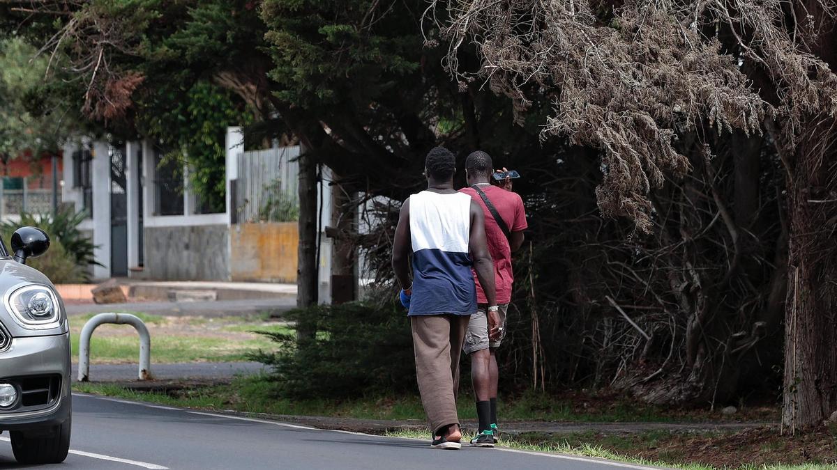 Dos jóvenes africanos regresan al exacuartelamiento de Artíllería de La Laguna a la hora de almorzar.