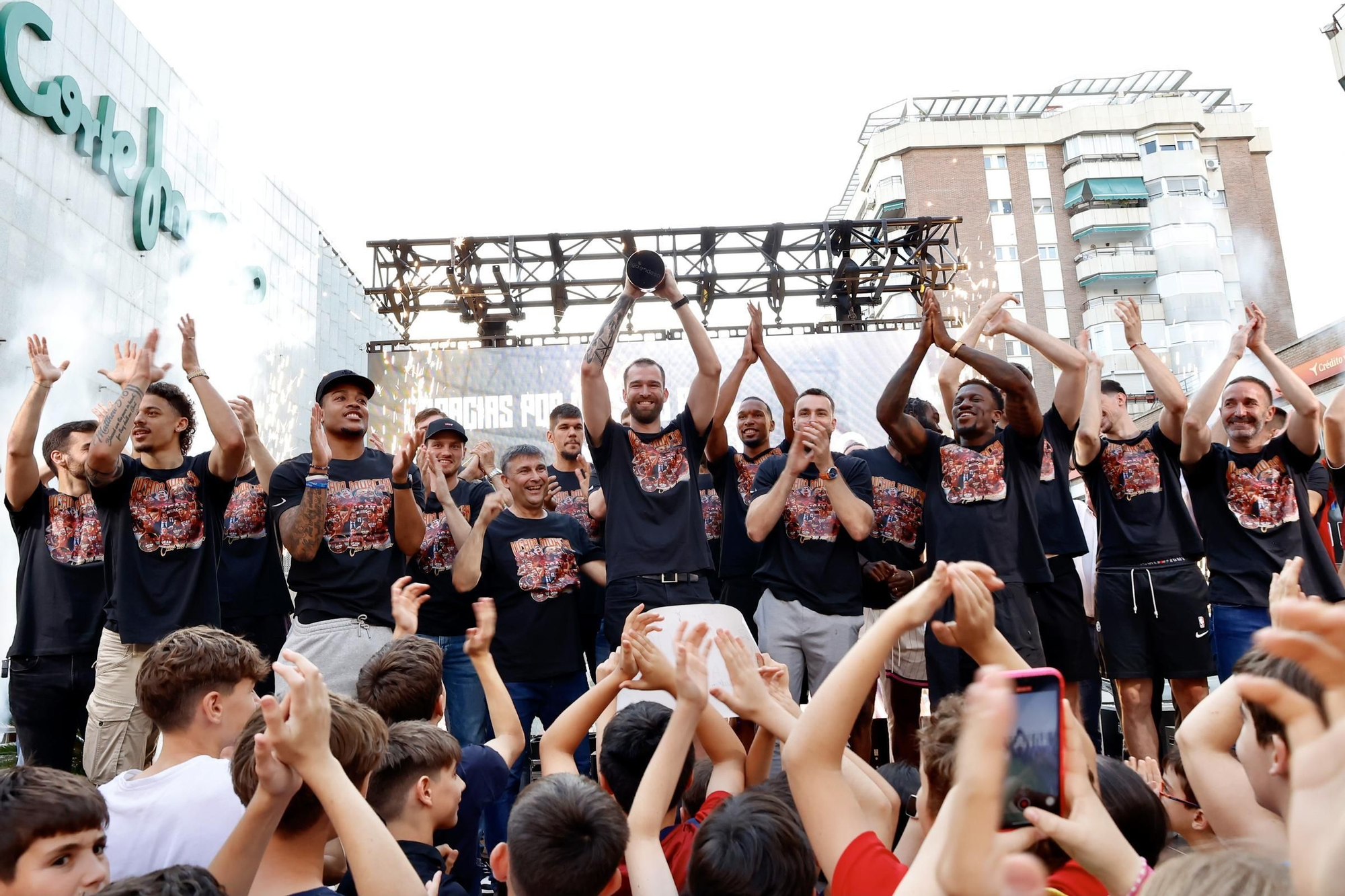 La fiesta del UCAM Murcia con su afición en las calles de Murcia, en imágenes