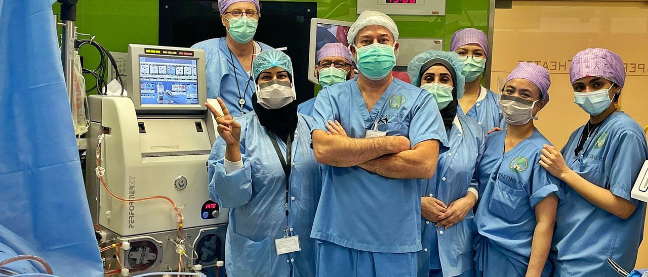 En el centro de la imagen, el doctor Norberto Santana, junto con su equipo, en un quirófano del Hospital King Faisal Specialist and Research Center, en Arabia Saudí. | | LP/DLP