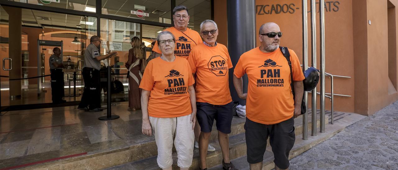 Miembros de la Plataforma d'Afectats per la Hipoteca de Mallorca, frente al juzgado de sa Gerreria en Palma.