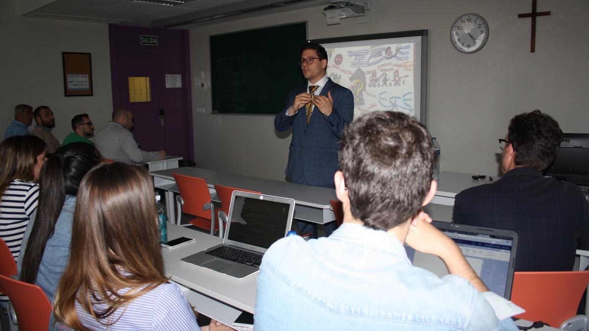 El fiscal José Soler durante el taller de oratoria a alumnos del Master de la Abogacía CEU