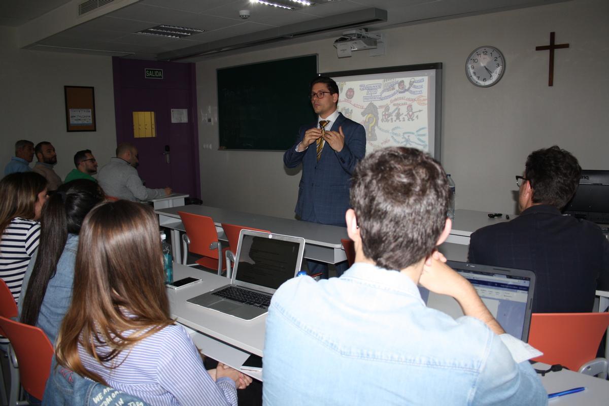 El fiscal José Soler durante el taller de oratoria a alumnos del Master de la Abogacía CEU