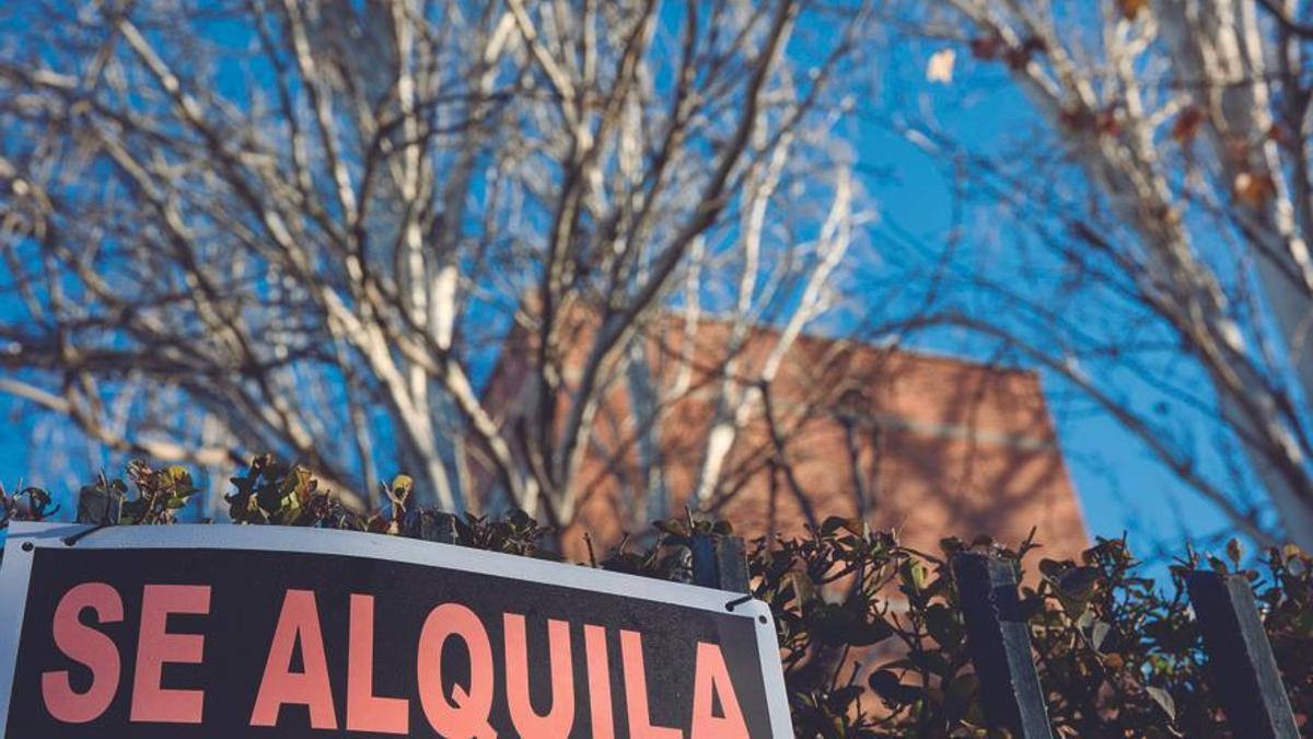 Cartel de alquiler en el acceso a una vivienda.