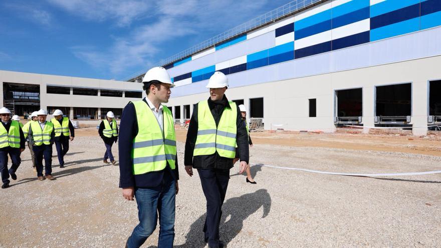 Directivos de LIDL y el alcalde de Cheste, José Morell, durante la visita a las obras del centro logístico.