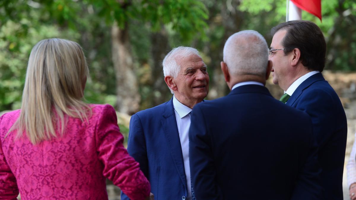 Borrell charla con otras autoridades, en la entrega del premio Carlos V en Yuste.