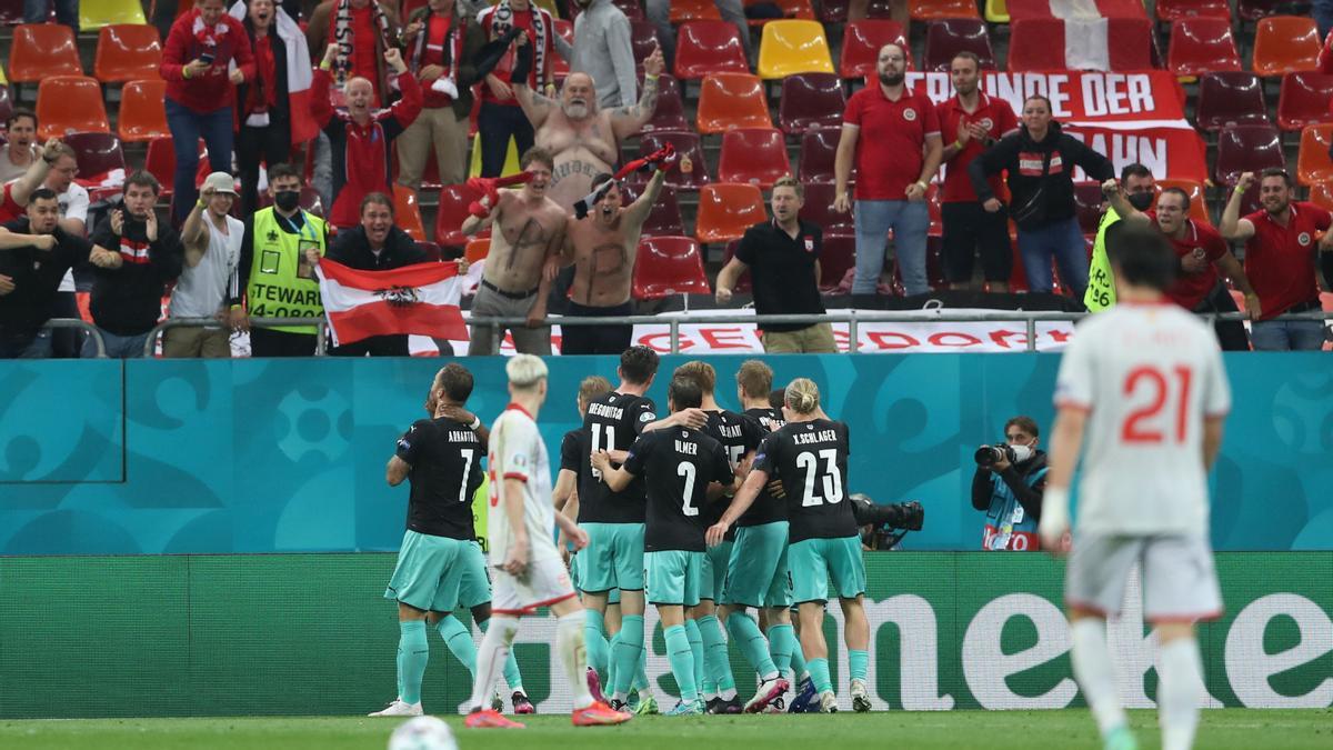 Austria celebrando, junto a los aficionados, uno de los tantos marcados ante Macedonia (Austria - Macedonia)
