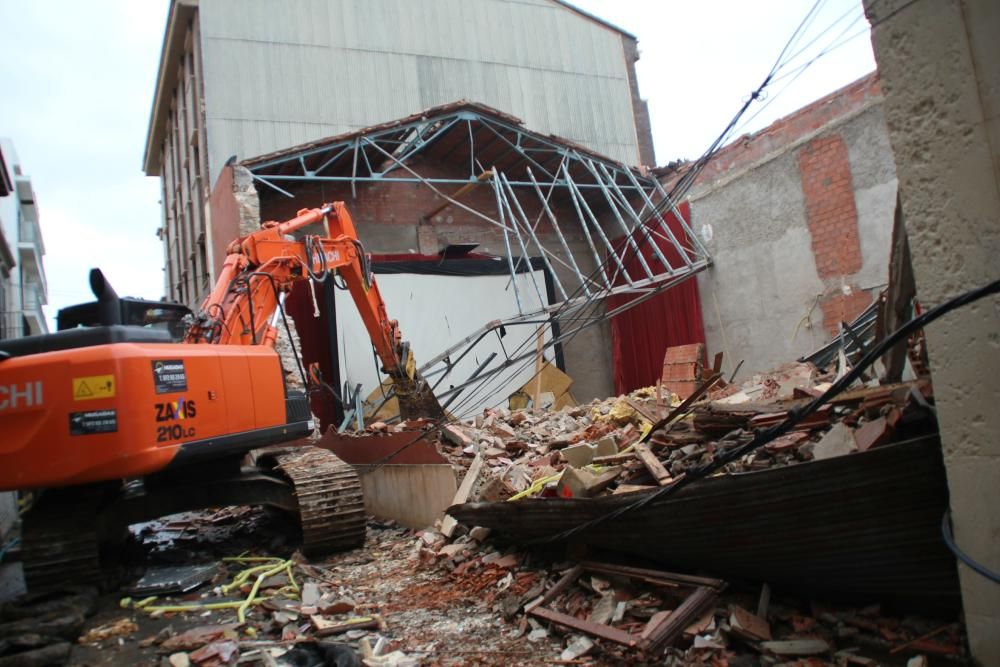 L'antic Cinema Catalunya de l'Escala s'enderroca