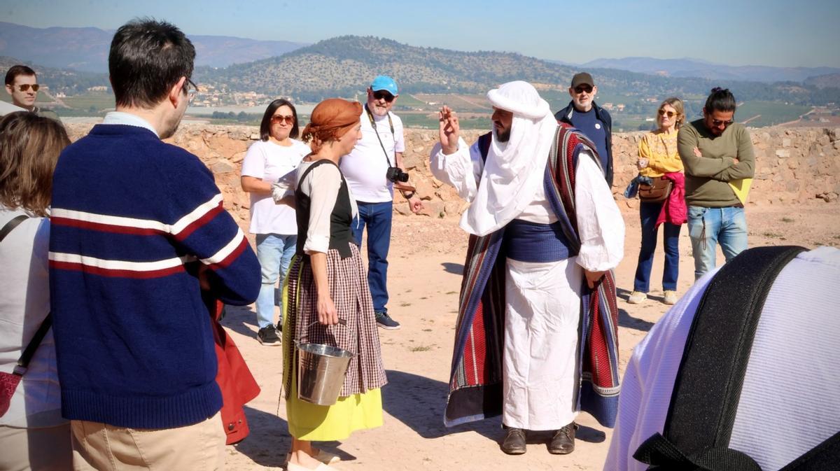Público asistente durante una de las escenas desarrolladas en el recorrido teatralizado.