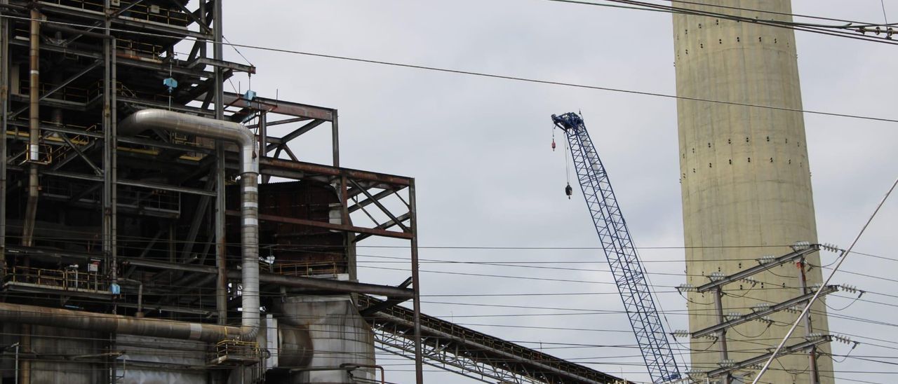 Una grúa utilizada para el desmantelamiento de la térmica de Lada.