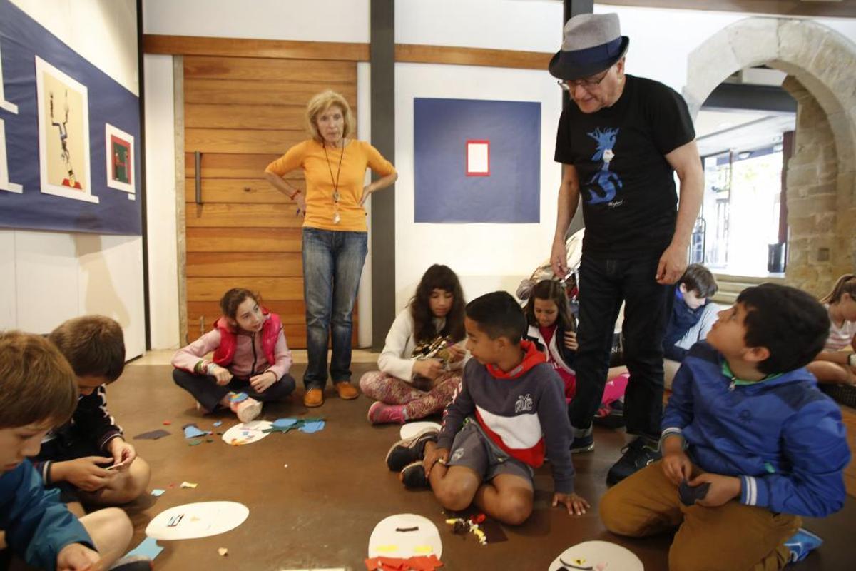 Paco Abril, en su muestra del Valdecarzana.