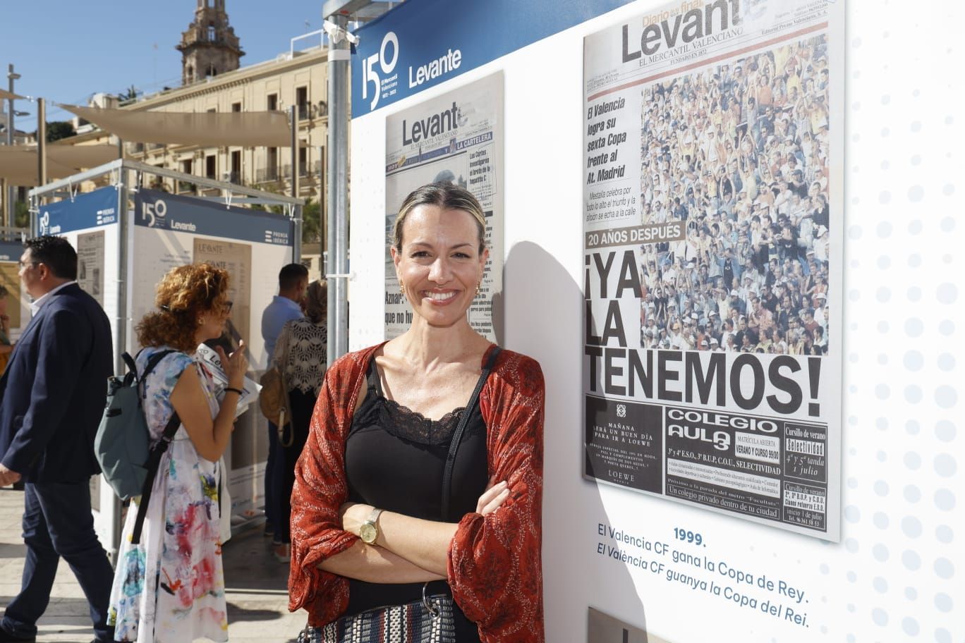 Levante-EMV expone 150 portadas para la historia en la plaza de la Reina