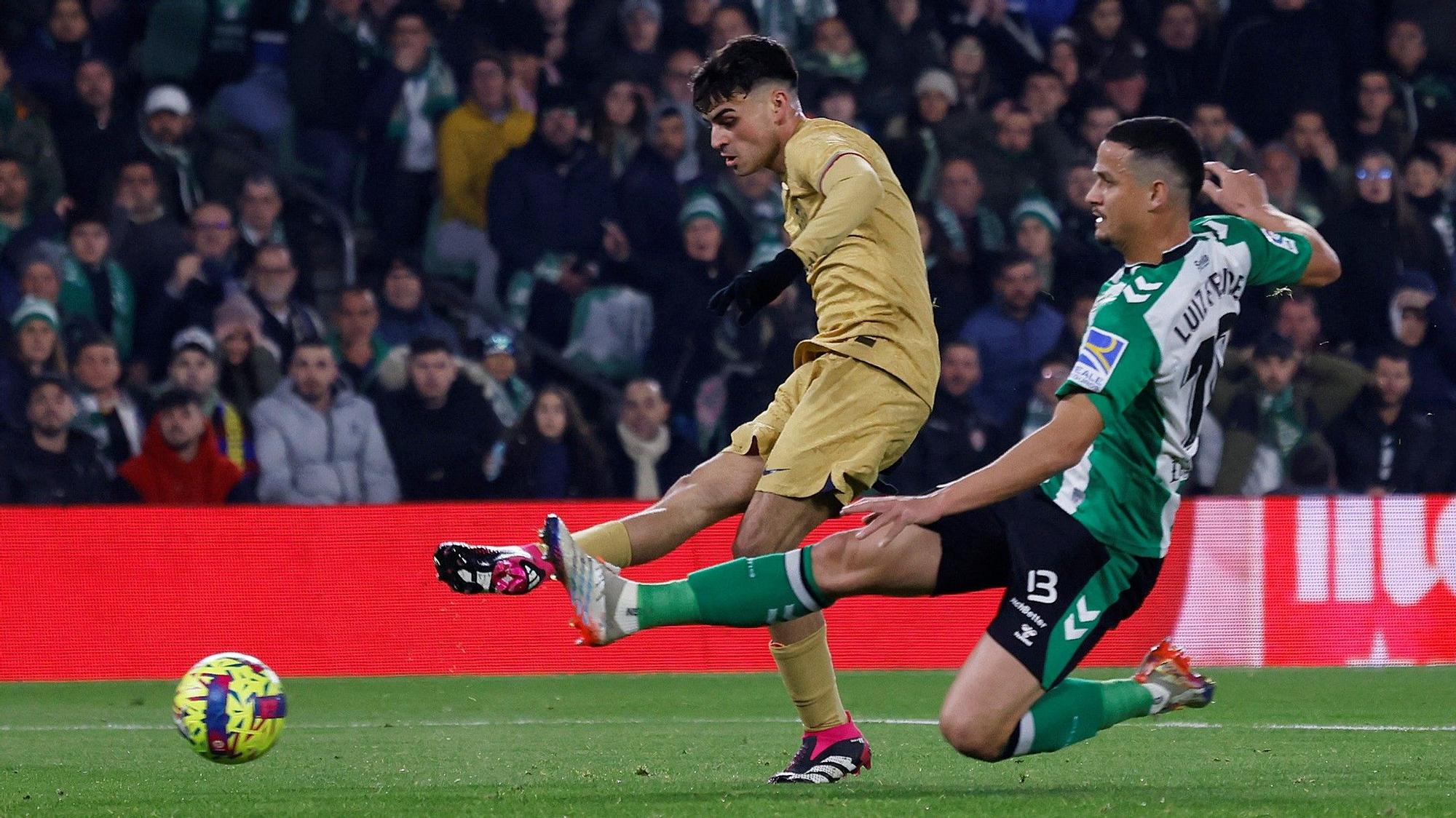 Pedri dispara antes de que llegue Luiz Felipe en el Betis-Barça del Villamarín.