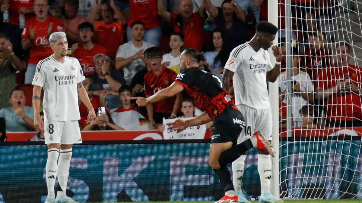 Vedat Muriqi (centro) celebra su gol frente al Real Madrid.