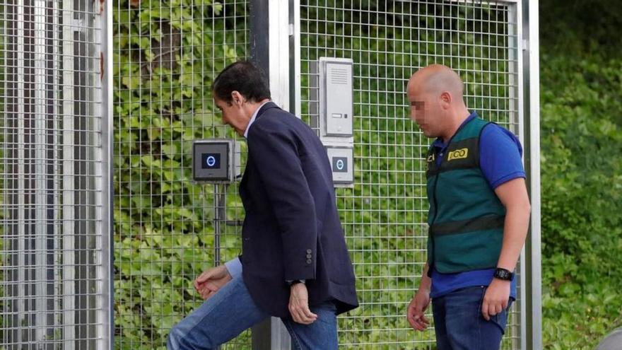 Zaplana, junto a un agente de la UCO de la Guardia Civil, tras ser detenido. | EFE/JUANJO MARTÍN