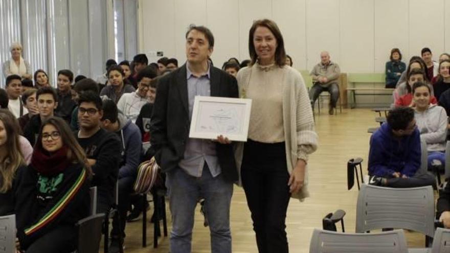 El director, Joan Cumeras, amb l&#039;alcaldessa, Marta Madrenas.