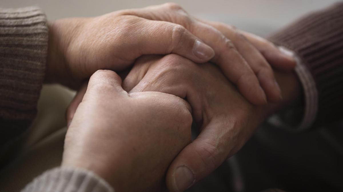 Dos personas se cogen de la mano.
