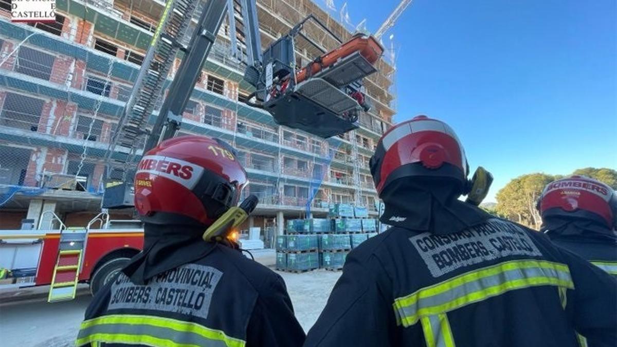 Bomberos trabajan en un accidente laboral ocurrido en Castellón.