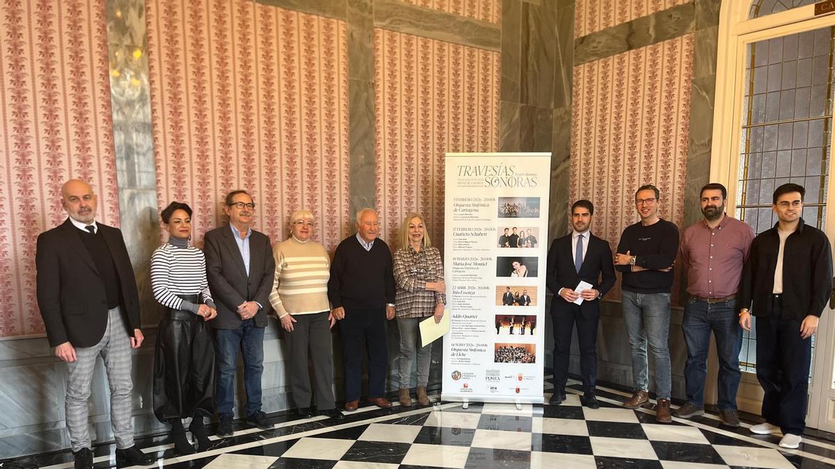 Foto de familia durante la presentación del ciclo ‘Travesías sonoras' en el Salón de los Espejos del Romea.