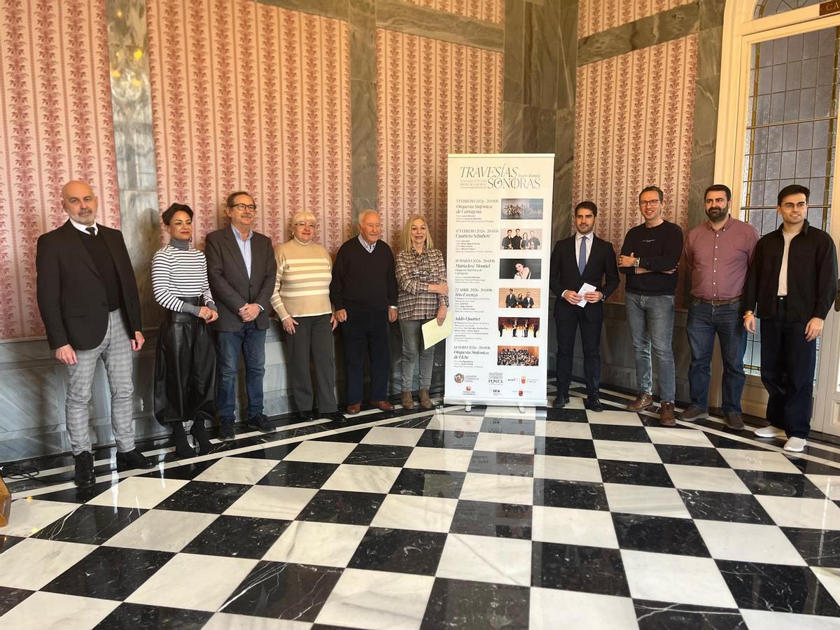Foto de familia durante la presentación del ciclo ‘Travesías sonoras' en el Salón de los Espejos del Romea.