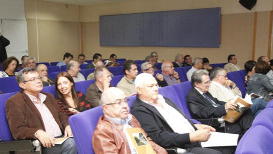 Participantes en la asamblea de los integrantes de la Entidad de Conservación del Polígono de Arinaga. i I. DEL ROSARIO