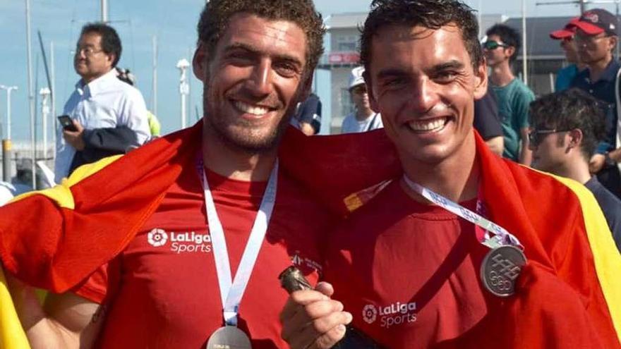 El vigués Nico Rodríguez (izq.), junto a Xammar, con la medalla de plata lograda en Enoshima (Japón). // FdV