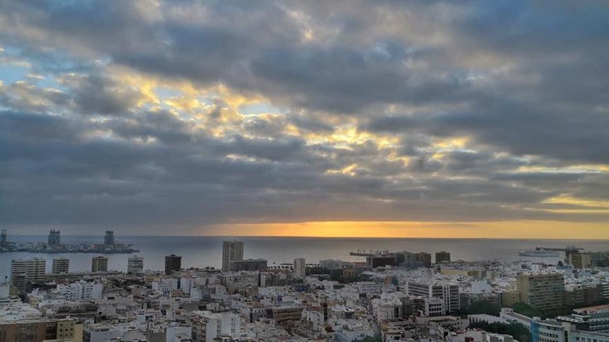 Nubes al norte de las islas de mayor relieve