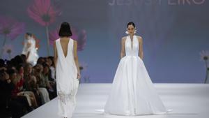 Jesús Peiró presenta su colección en la primera jornada de la feria de moda nupcial Barcelona Bridal Fashion Week.