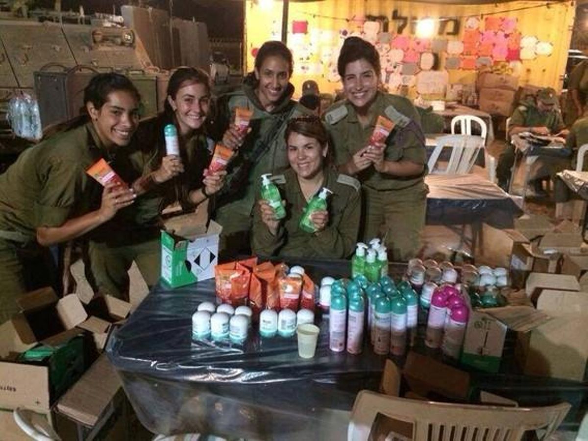 Fotografia de les dones soldat d’Israel amb els productes de Garnier. Fotografia de les dones soldat d’Israel amb els productes de Garnier.