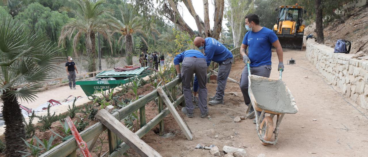 Trabajadores del Ayuntamiento con uniforme municipal