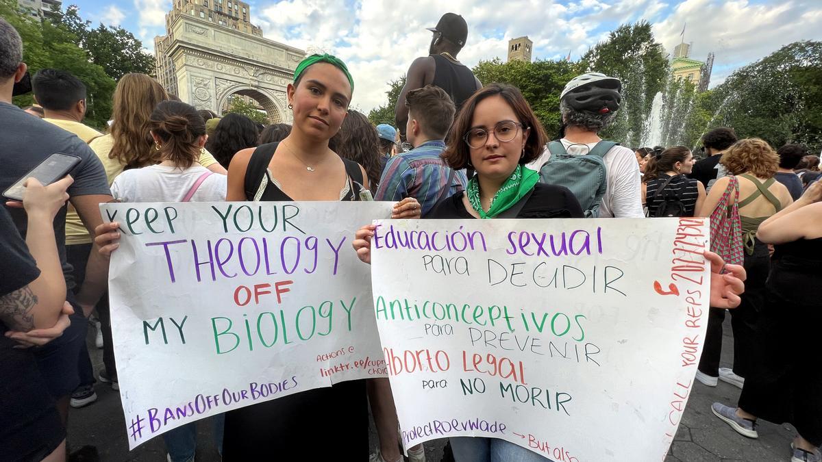 Dos jóvenes sostienen pancartas a favor del aborto durante una manifestación en Nueva York (EEUU).