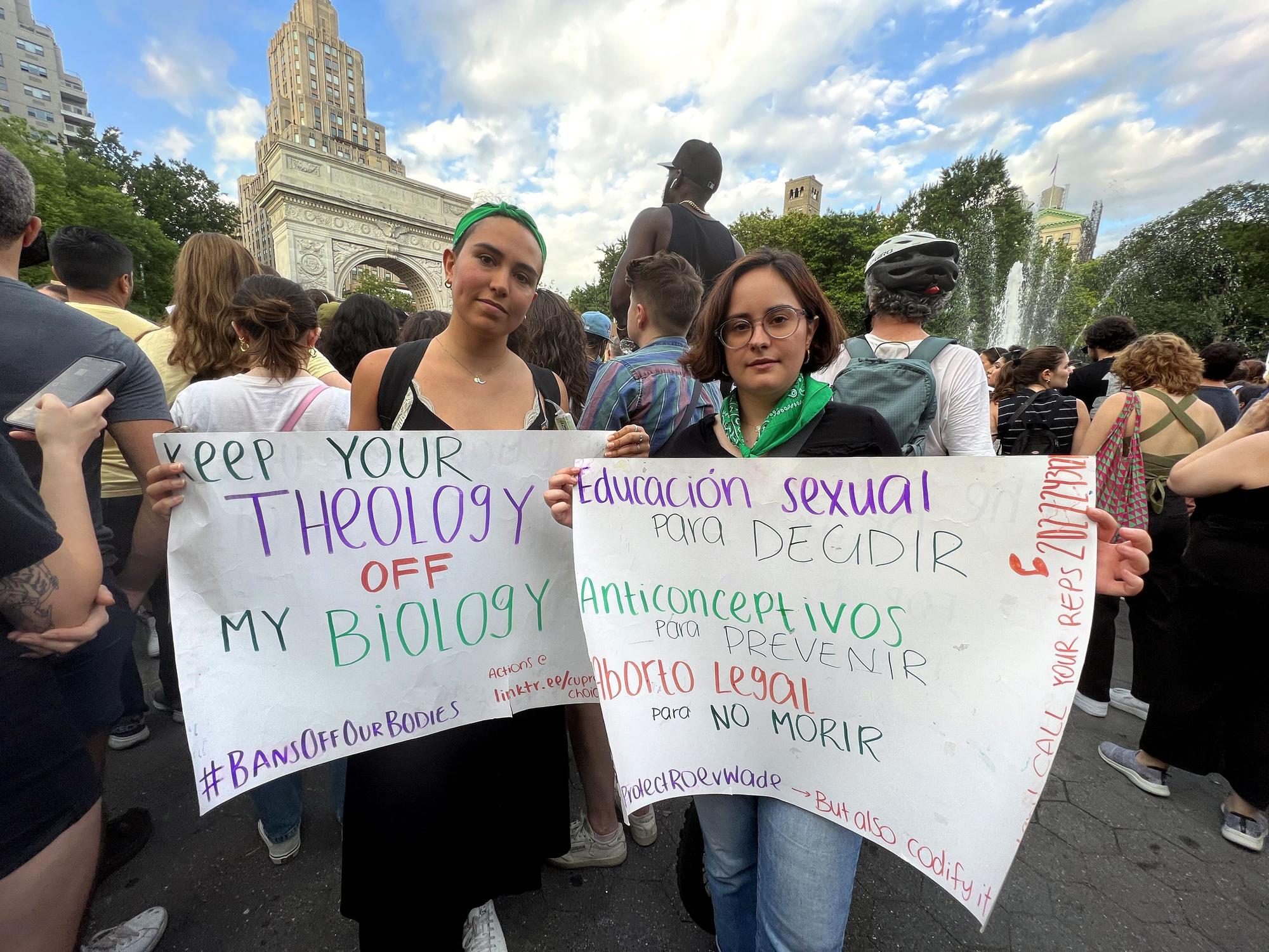 Dos jóvenes sostienen pancartas a favor del aborto durante una manifestación en Nueva York (EEUU).